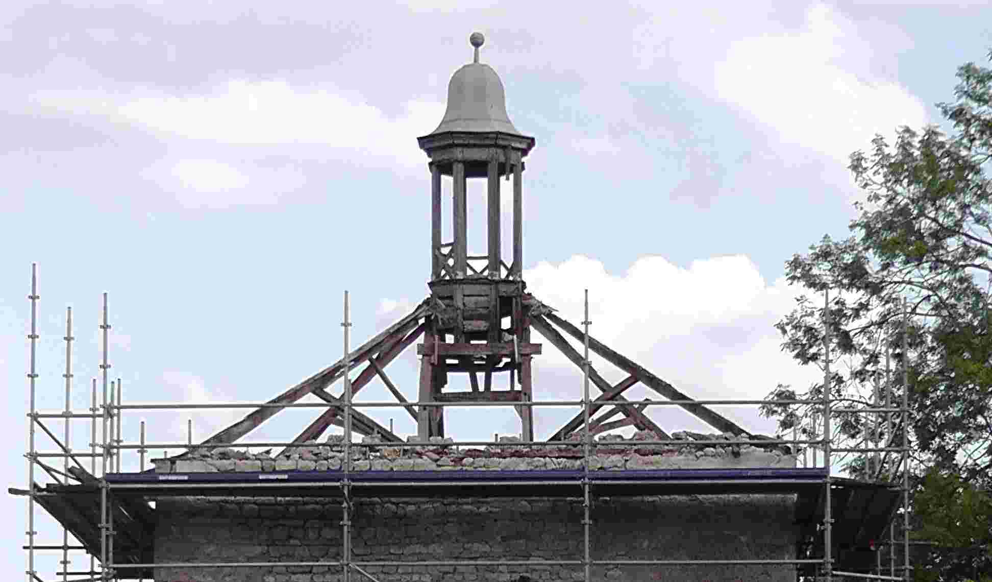 Démolition de la toiture du colombier Est (2011)