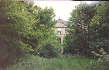 Le château dans la forêt, puis la façade retrouvée
