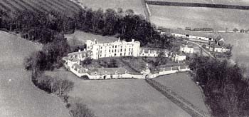 Villemont photographié depuis un hélicoptère, en 1965