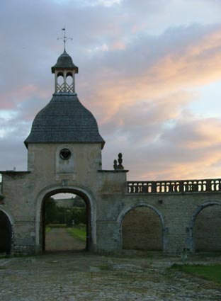 Le pavillon d'entrée au crépuscule – entrer dans le site