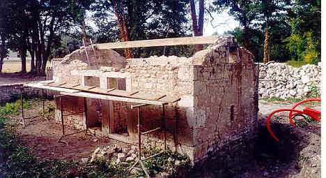 Petite maison : travaux de charpente en cours (septembre 1998)