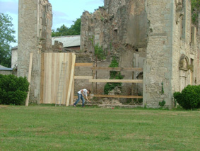 Construction d'une palissade sur l'aile Est